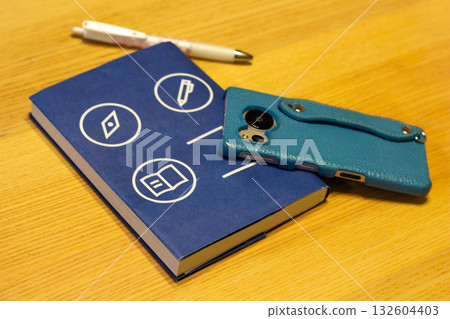 桌子、書籍和智慧型手機 132604403