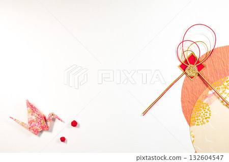 New Year's image: Mizuhiki and origami cranes 132604547