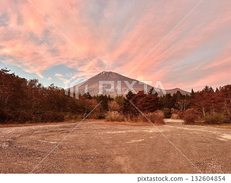 夕陽下的彩色雲彩和富士山 132604854