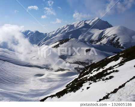 立山黑部阿爾卑斯山脈路線上仍有積雪。從一之越可以看到地獄谷和大日岳，禦栗池溫泉則冒著縷縷炊煙。 132605186