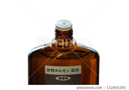 【透明背景摳圖】無香型生髮產品，含有女性荷爾蒙，瓶蓋末端已打開。 132605265