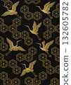 Pattern image of tortoise shell and crane motifs in gold on a black background 132605782