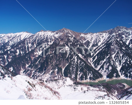 立山黑部阿爾卑斯山脈路線上仍有積雪。從立山索道大觀坊站可欣賞黑部湖、赤澤岳和須張岳的景色。 立山黑部阿爾卑斯山脈路線上仍有積雪。從立山索道大觀坊站可欣賞黑部湖、赤澤岳和須張岳的景色。 132605854