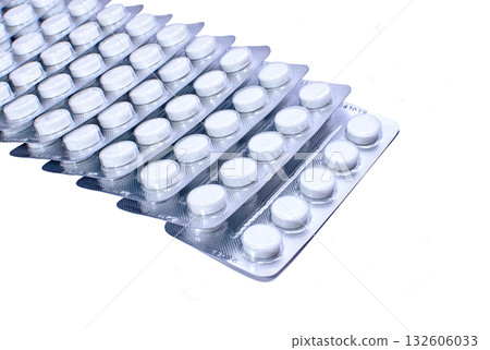 White pills in blister packs 132606033
