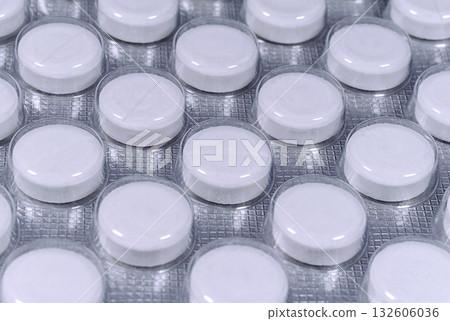 White tablets in silver blister pack 132606036