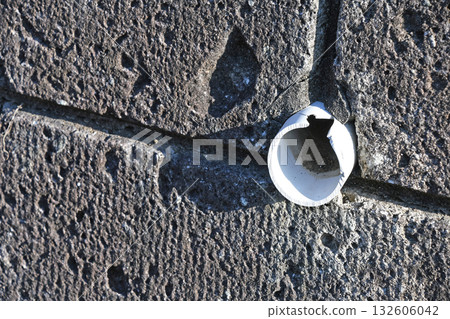 擋土牆上的排水孔 132606042