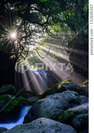 情侶的瀑布 132606307