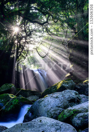 情侶的瀑布 132606308