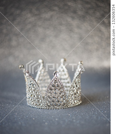 Beautifull silver decorated crown Beautifull silver decorated crown 132606354