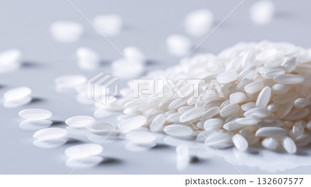 白色背景上的閃亮精米 132607577