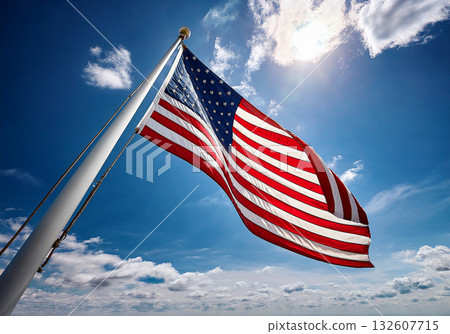 星條旗在藍天下飄揚:一個充滿戲劇性的角度,傳遞著希望、自由和力量 星條旗在藍天下飄揚:一個充滿戲劇性的角度,傳遞著希望、自由和力量 132607715