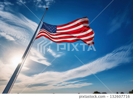 星條旗在藍天下飄揚:一個充滿戲劇性的角度,傳遞著希望、自由和力量 星條旗在藍天下飄揚:一個充滿戲劇性的角度,傳遞著希望、自由和力量 132607716