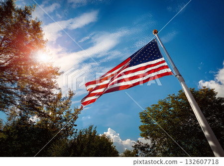 星條旗在藍天下飄揚:一個充滿戲劇性的角度,傳遞著希望、自由和力量 星條旗在藍天下飄揚:一個充滿戲劇性的角度,傳遞著希望、自由和力量 132607718
