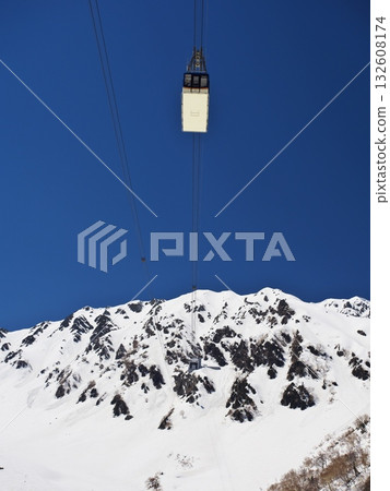 立山黑部阿爾卑斯山脈路線上仍有積雪,從丹保平可以遠眺立山索道纜車和大山。 立山黑部阿爾卑斯山脈路線上仍有積雪,從丹保平可以遠眺立山索道纜車和大山。 132608174