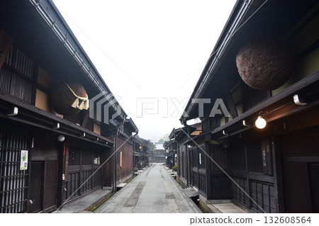 日本岐阜縣高山市的古老街道。散發著歷史氣息的老房子。高山春節期間的早晨景象。 日本岐阜縣高山市的古老街道。散發著歷史氣息的老房子。高山春節期間的早晨景象。 132608564
