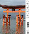 漂浮在海上的嚴島神社巨型鳥居（宮島） 132608969