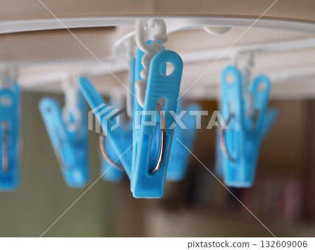 衣夾掛在角落的衣架上 132609006