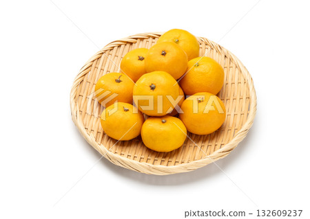 Sweet and delicious early-ripening mandarins from Wakayama Prefecture 132609237