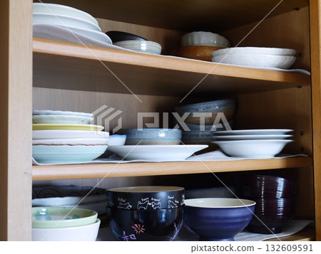 Dishes stored in the cupboard 132609591