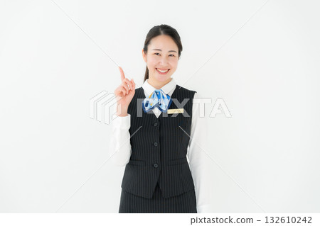 穿著制服的商務女人指著 132610242