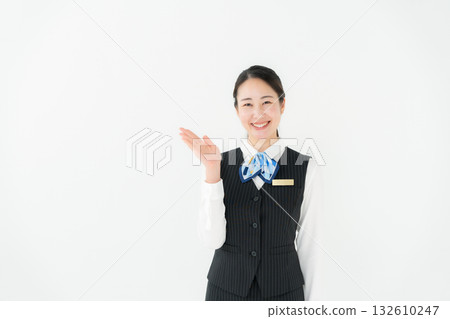 穿著制服的商務女性舉手 132610247