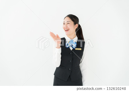 穿著制服的商務女性舉手 132610248