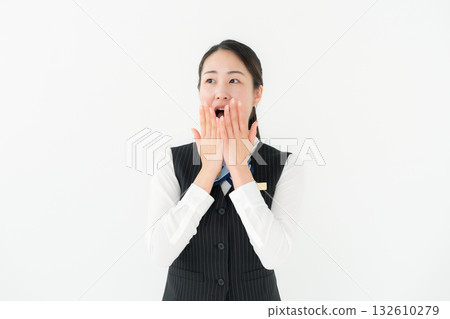 身穿制服的商務女性，感到驚訝 132610279