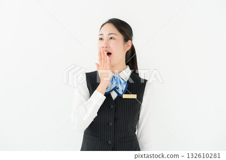 身穿制服的商務女性，感到驚訝 132610281