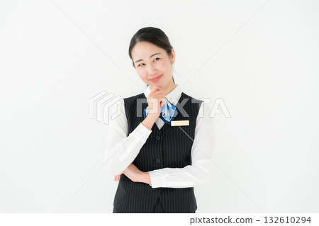 身著制服的職業女性，面帶微笑 132610294