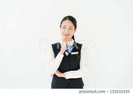 身著制服的職業女性，面帶微笑 132610295