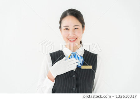 身著制服、商務服裝、戴著白手套的女性 132610317