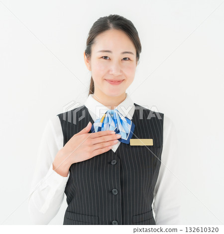 從事制服業務的女性將其交給我們 132610320