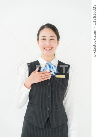 從事制服業務的女性將其交給我們 132610325