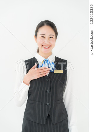 從事制服業務的女性將其交給我們 132610326