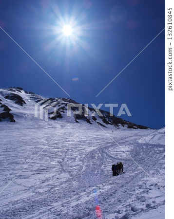 立山黑部阿爾卑斯山脈路線上仍有積雪，可以看到登山客攀登一之越和山脈。 132610845