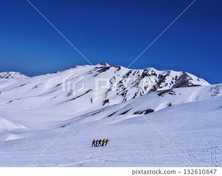 立山黑部阿爾卑斯山脈路線上仍有積雪，可以看到登山者正在攀登一之越和雷鳥澤。 132610847