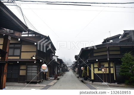 日本岐阜縣高山市上三之町的古老街景。古老的房屋和裝飾燈籠喚起人們的歷史感。春季高山祭期間的風景。 132610953