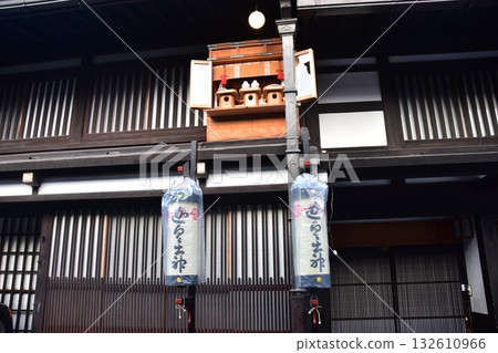 日本岐阜縣高山市的古老街道。歷史悠久的房屋和裝飾燈籠。高山春節期間所供奉的祭壇。 日本岐阜縣高山市的古老街道。歷史悠久的房屋和裝飾燈籠。高山春節期間所供奉的祭壇。 132610966