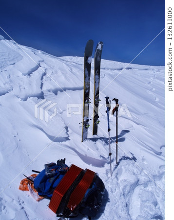 在淨土岳和龍王岳之間的埡口，立山黑部阿爾卑斯山脈路線上可以體驗春季滑雪。 132611000