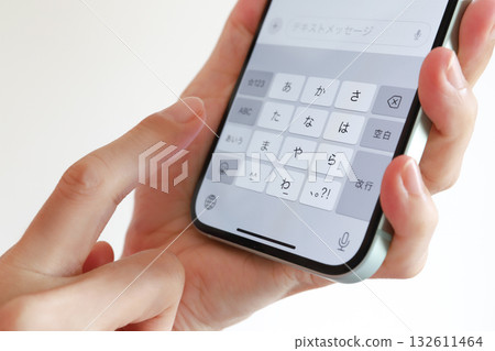 雙手正在智慧型手機上打字發送訊息 雙手正在智慧型手機上打字發送訊息 132611464