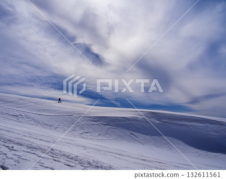 Spring skiing on the Tateyama Kurobe Alpine Route: Mountain skiers climbing from Murododaira 132611561