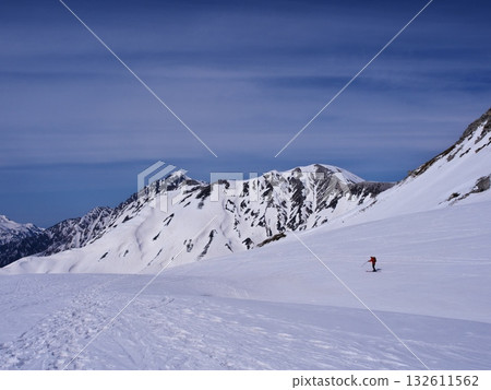 立山黑部阿爾卑斯山脈春季滑雪－滑雪者從室渡平滑下，遠眺鶴岳。 132611562