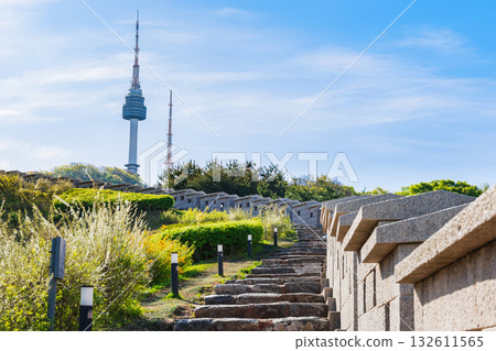 首爾的南山公園和N首爾塔(南山塔) 首爾的南山公園和N首爾塔(南山塔) 132611565