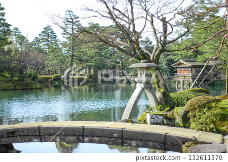 冬日的金澤兼六園,彩虹橋上覆蓋著稻草,霞池旁矗立著鬼神燈籠。 冬日的金澤兼六園,彩虹橋上覆蓋著稻草,霞池旁矗立著鬼神燈籠。 132611570