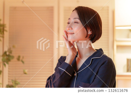 中年婦女夜間做護膚 中年婦女夜間做護膚 132611676