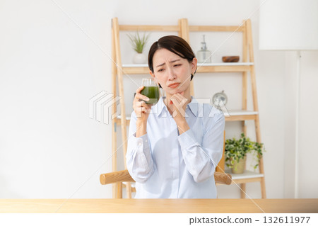 喝綠色汁液的婦女 喝綠色汁液的婦女 132611977