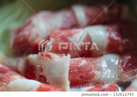 火鍋中的刷煮牛肉片與高麗菜 132612743