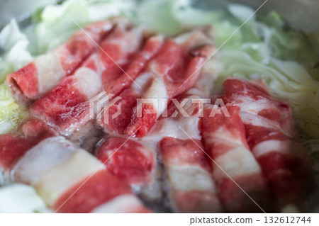 火鍋中的刷煮牛肉片與高麗菜 火鍋中的刷煮牛肉片與高麗菜 132612744