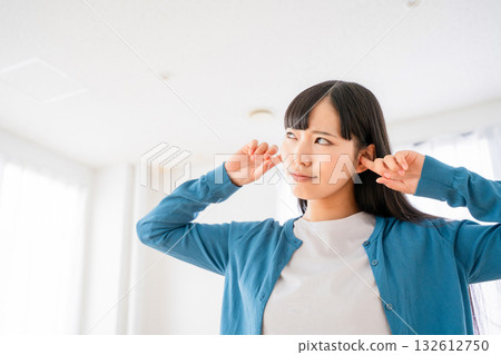 一個插耳的年輕女子 132612750