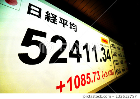 Tokyo Cityscape, Japan, surpassed 52,000 yen for the first time, closing at 52,411 yen 34 sen. TOPIX also reached a new record high. 132612757